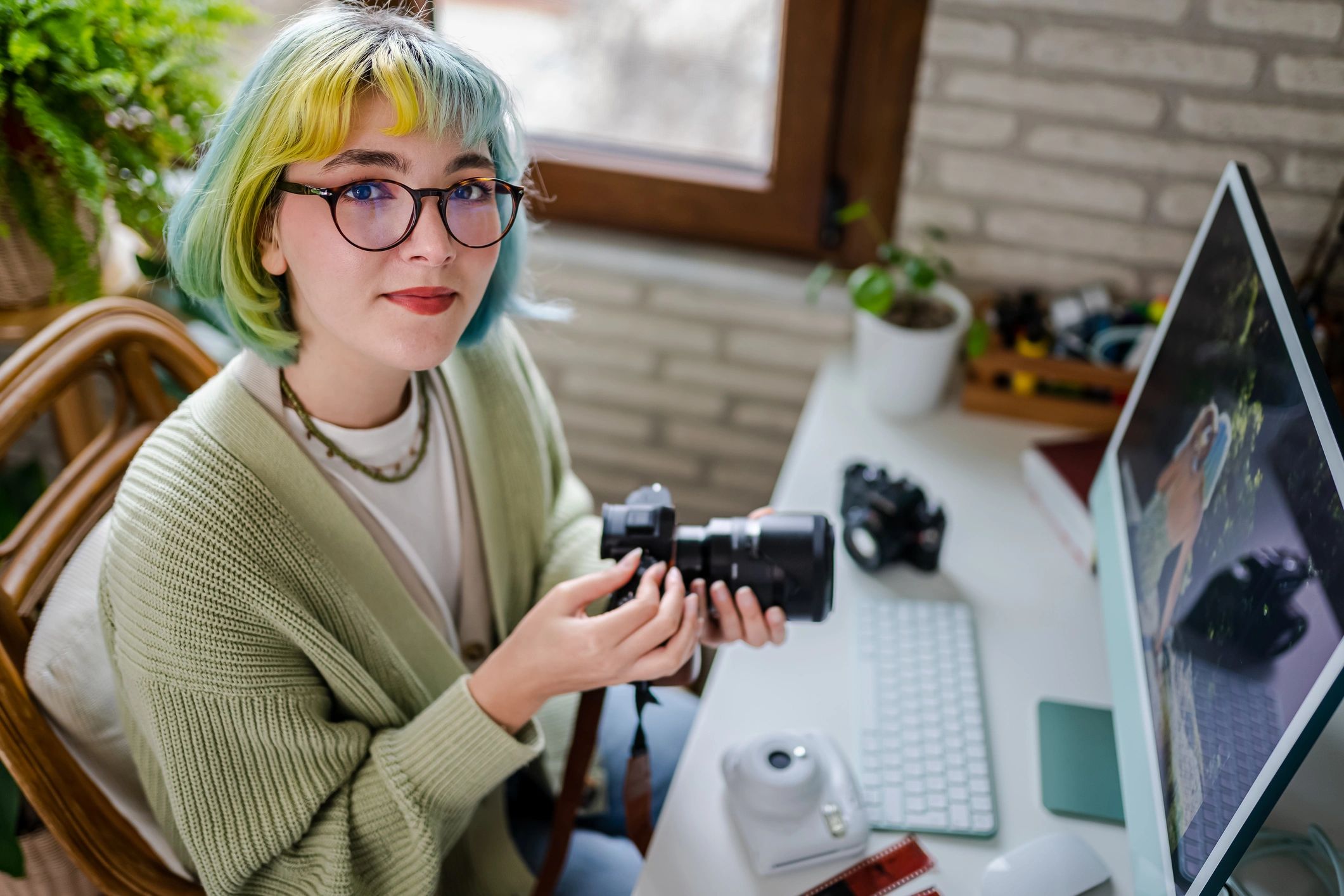 female photographer at work event modern style
